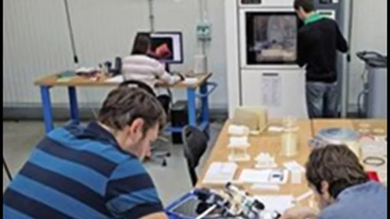 Fab labs industriels de seconde génération internes et externes